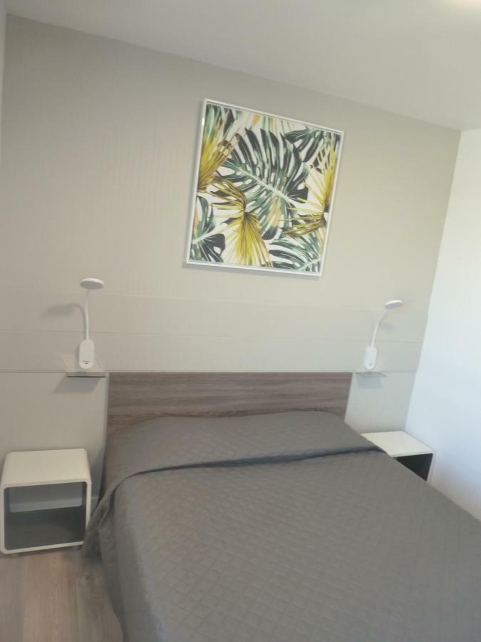 Le 81 Hotel Кастр Екстериор снимка